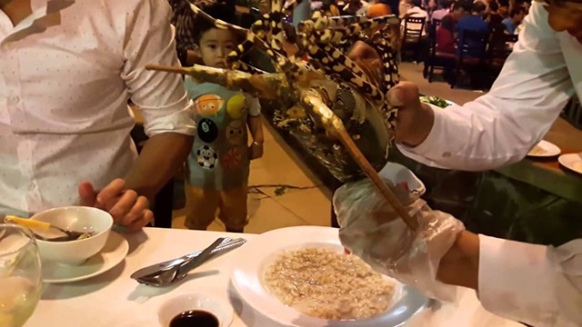 Món tiết canh tôm hùm chứa ít chất béo và Carbohydrat, giàu protein, omega-3, canxi, đạm,...Ảnh: ytimg.