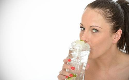 Uống nước lạnh cũng đã được chứng minh là có thể giúp tăng cường đốt cháy calo một cách tạm thời. Ảnh: khoevadep.