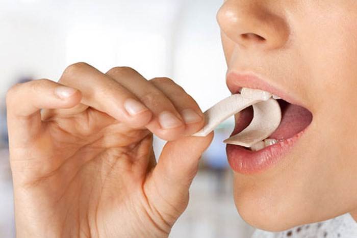 Bên cạnh đó, nhai kẹo cao su là một cách đốt cháy calo hiệu quả khác. Nó đã được chứng minh là có thể giúp thúc đẩy cảm giác no, giảm lượng calo trong khi ăn vặt và tăng tốc độ trao đổi chất trong cơ thể bạn, từ đó giúp bạn giảm cân. Ảnh: anninhthudo.