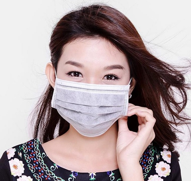 Để bảo vệ chính mình khi bầu không khí ô nhiễm, bạn nên đeo khẩu trang hoạt tính bất cứ lúc nào đi ra ngoài đường. Ảnh: wikithethao.