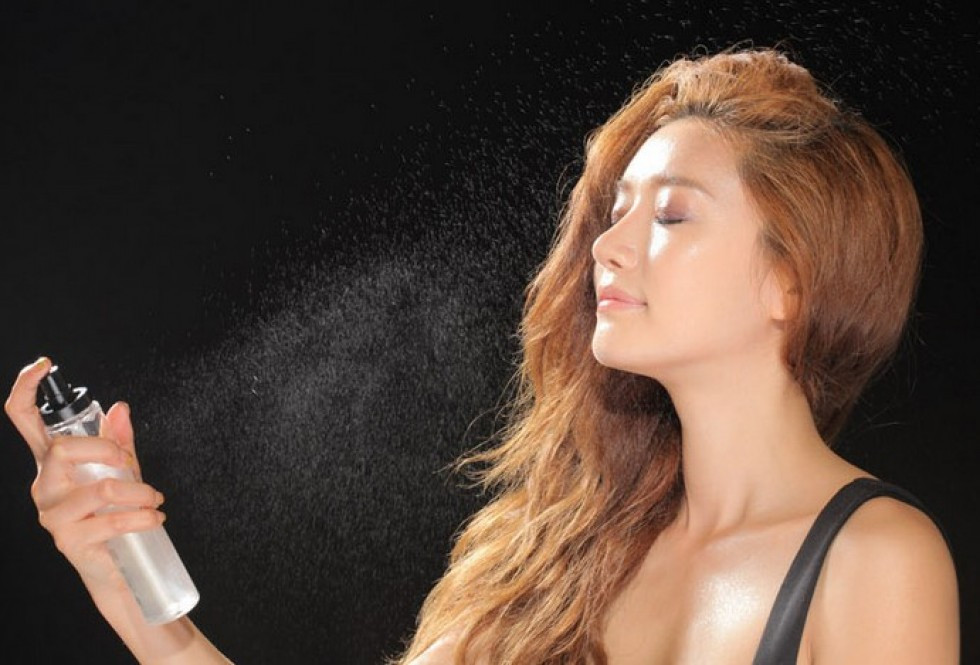 Xịt khoáng chứa nhiều khoáng chất giúp ngăn chặn sự mất nước của da, vì vậy bạn nên sử dụng xịt khoáng khi cảm thấy làn da của mình bị khô. Ảnh: xitkhoangthiennhien.