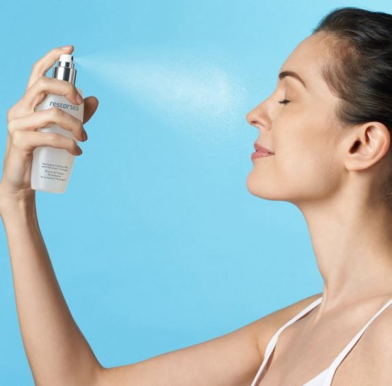 Do tác dụng làm dịu da nên bạn có thể sử dụng xịt khoáng sau khi ra ngoài tiếp xúc với ánh nắng mặt trời. Ảnh: ipu132vietnam.