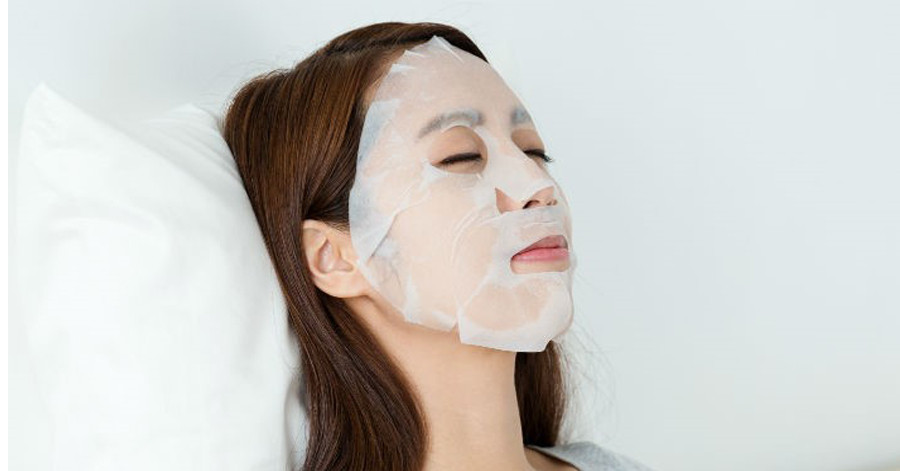 Nếu không dùng xịt khoáng, bạn có thể mang mặt nạ giấy để dưỡng ẩm cho da, giúp da bóng khỏe. Ảnh: kenhphunu.