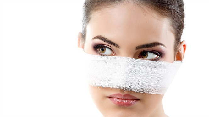 Ngoài ra sau phẫu thuật thẩm mỹ mũi, bạn nên nghỉ làm một thời gian đủ để cơ thể phục hồi. Việc cố gắng quay trở lại làm việc quá sớm có thể gây tác dụng ngược lại, khiến bạn mất thời gian phục hồi nhiều hơn. Ảnh: nongnghiep.