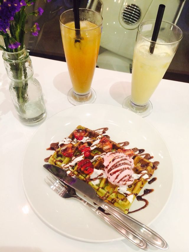 Tuy nhiên, cũng giống như trà đá có đường, món tráng miệng có nhiều calo như kem và sữa lắc không phải là một lựa chọn lý tưởng để hạ nhiệt. Ảnh: lozi.