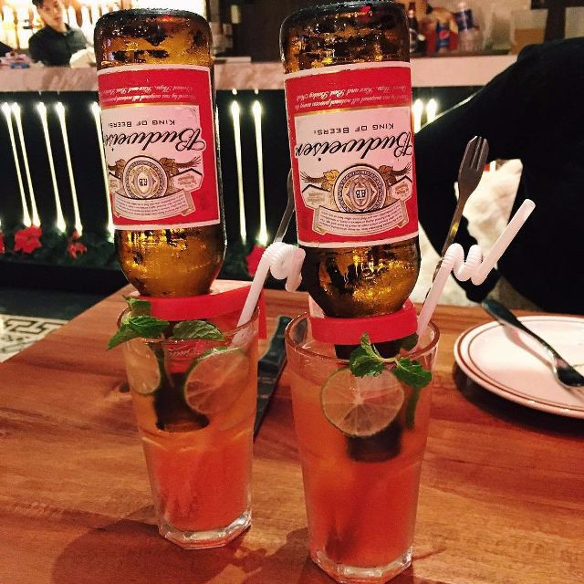 Theo các chuyên gia, đồ uống có cồn, bao gồm cocktail hỗn hợp, bia, rượu hoặc rượu mạnh, không phải là những loại đồ uống hạ nhiệt lựa chọn tốt nhất trong một ngày nắng nóng. Ảnh: lozi.