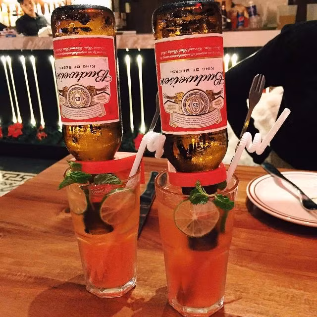 Theo các chuyên gia, đồ uống có cồn, bao gồm cocktail hỗn hợp, bia, rượu hoặc rượu mạnh, không phải là những loại đồ uống hạ nhiệt lựa chọn tốt nhất trong một ngày nắng nóng. Ảnh: lozi.