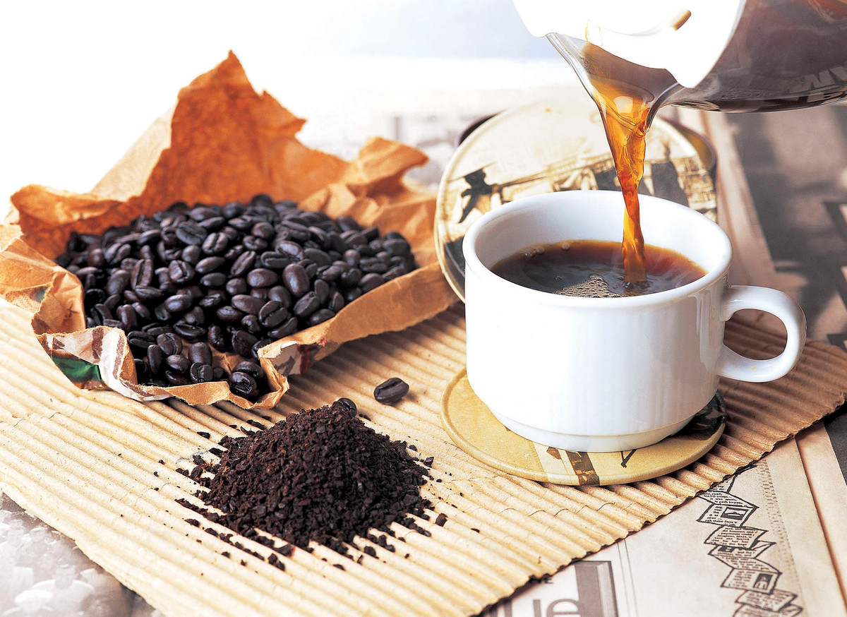 Cà phê chứa chất caffeine có thể gây mất nước, đồng thời có tác dụng lợi tiểu. Vì vậy, nếu uống cà phê, bạn nên uống thêm nước để bổ sung nước cho cơ thể. Ảnh: caphenguyenchat.