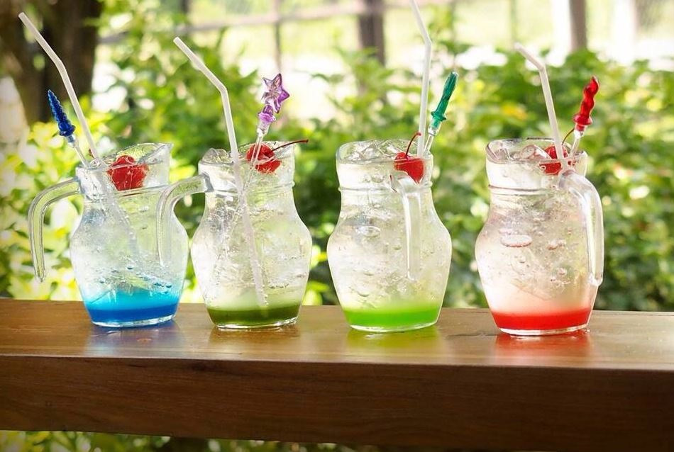 Uống quá nhiều soda để giải khát có thể tổn thương sức khỏe răng miệng, bệnh tim, tăng cân và tiểu đường loại II. Ảnh: dvpmarket.