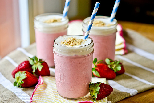 Sữa lắc và kem là hai sản phẩm khoái khẩu của nhiều người trong những ngày nắng nóng. Ảnh: nauanvn.