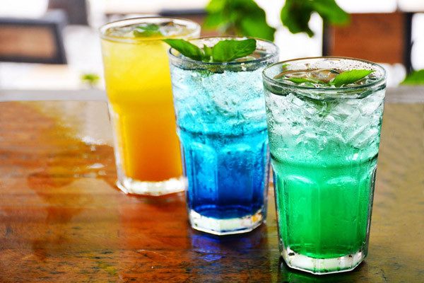 Soda cũng là loại đồ uống bạn không nên lạm dụng trong những ngày nắng nóng mặc dù có có thể giúp bạn có cảm giác đỡ khát hơn. Ảnh: beptruong.
