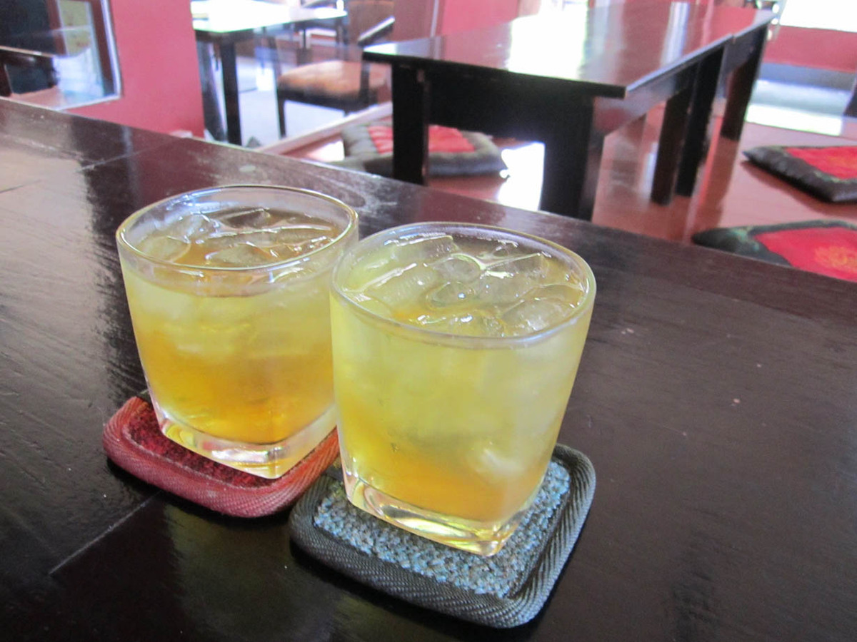 Trà đá có đường được xem là một thức uống giải nhiệt mùa hè. Tuy nhiên, thứ đồ uống này lại không hề giúp bạn giải nhiệt như bạn nghĩ. Ảnh: chebuptancuong.