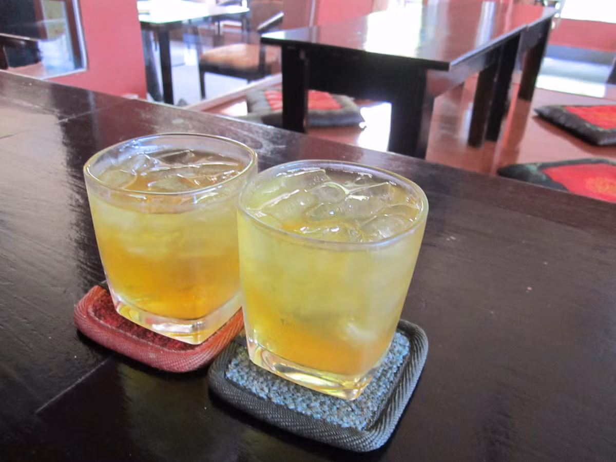 Trà đá có đường được xem là một thức uống giải nhiệt mùa hè. Tuy nhiên, thứ đồ uống này lại không hề giúp bạn giải nhiệt như bạn nghĩ. Ảnh: chebuptancuong.