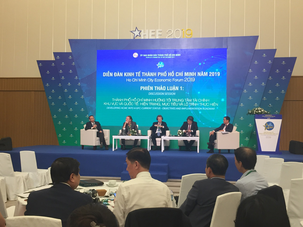 Phát triển TP HCM thành trung tâm tài chính: Hiện tại không khả thi, tương lai "mù mịt" Phat trien TP HCM thanh trung tam tai chinh: Hien tai khong kha thi, tuong lai