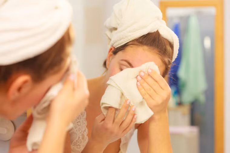 3. Bạn dùng khăn lau Khăn mặt hay khăn tắm vốn thường khô ráp gây tổn thương da, chúng còn loại bỏ các chất nhờn giúp bảo vệ da. Bác sĩ Chris G. Adigun, ở Bắc Carolina, khuyên bạn hãy ngưng sử dụng khăn vì đôi bàn tay hoàn toàn đủ khả năng giúp bạn rửa mặt sạch sẽ. Bên cạnh đó, hãy lưu ý rằng tắm lâu với nước nóng cũng là 1 nguyên nhân dẫn đến khô da.