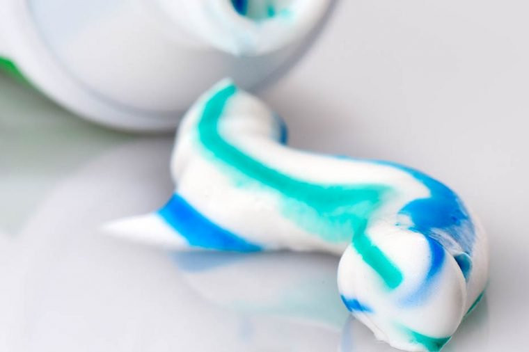 6. Bạn tin kem đánh răng giúp trị mụn Không hề có khả năng đó. Bạn tin rằng kem đánh răng hay một loại hóa mỹ phẩm nào đó có thành phần là chất làm se da chứa cồn sẽ làm cho mụn biến mất? Hay bạn lại tin rằng có thể đổ hydro peroxide lên nốt mụn để làm sạch nó? Những mẹo nhảm nhí đó chỉ làm kích thích làn da hơn nữa, và khiến cho làn da trở nên tồi tệ hơn.