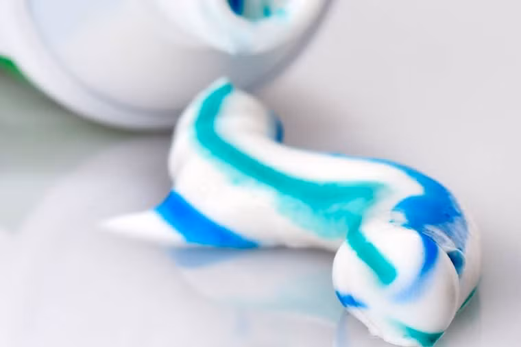 6. Bạn tin kem đánh răng giúp trị mụn Không hề có khả năng đó. Bạn tin rằng kem đánh răng hay một loại hóa mỹ phẩm nào đó có thành phần là chất làm se da chứa cồn sẽ làm cho mụn biến mất? Hay bạn lại tin rằng có thể đổ hydro peroxide lên nốt mụn để làm sạch nó? Những mẹo nhảm nhí đó chỉ làm kích thích làn da hơn nữa, và khiến cho làn da trở nên tồi tệ hơn.