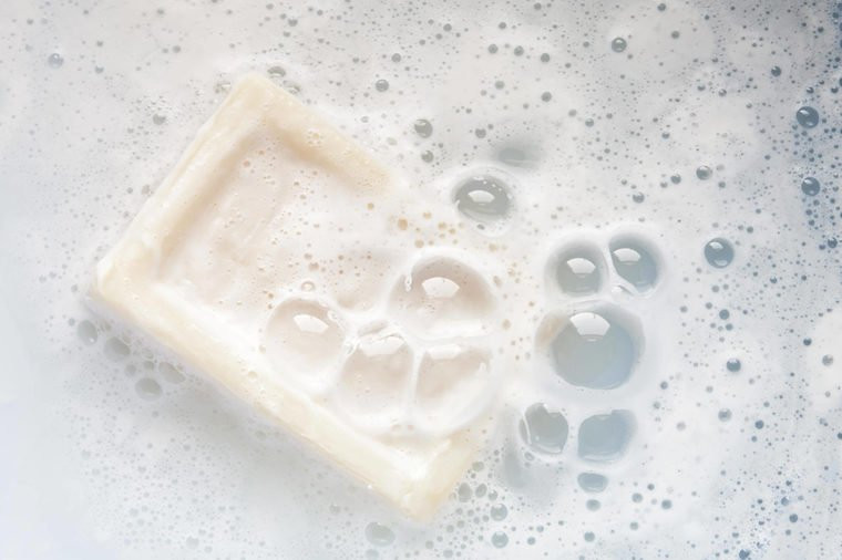 4. Bạn dùng xà phòng với khăn mặt Làn da sẽ “ghét” bạn gấp đôi nếu bạn làm vậy. Hãy chọn các sản phẩm làm sạch da êm dịu và không chứa xà phòng. Xà phòng có độ pH cao sẽ lấy đi lớp dầu tự nhiên trên da và làm tổn hại da. Các sản phẩm với hạt tẩy cũng gây tác hại tương tự. Khi bạn tẩy da quá mức hoặc sử dụng toner quá nhiều với mục đích làm sạch dầu trên da, cơ thể sẽ phản ứng lại bằng cách tiết ra nhiều dầu hơn.