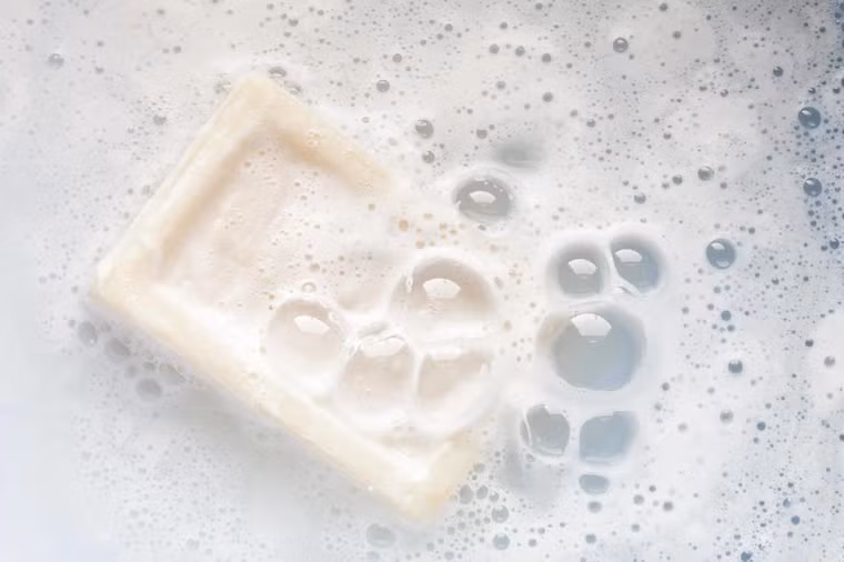 4. Bạn dùng xà phòng với khăn mặt Làn da sẽ “ghét” bạn gấp đôi nếu bạn làm vậy. Hãy chọn các sản phẩm làm sạch da êm dịu và không chứa xà phòng. Xà phòng có độ pH cao sẽ lấy đi lớp dầu tự nhiên trên da và làm tổn hại da. Các sản phẩm với hạt tẩy cũng gây tác hại tương tự. Khi bạn tẩy da quá mức hoặc sử dụng toner quá nhiều với mục đích làm sạch dầu trên da, cơ thể sẽ phản ứng lại bằng cách tiết ra nhiều dầu hơn.