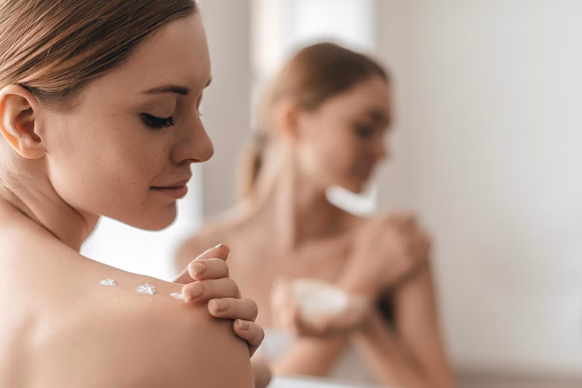 1. Thỉnh thoảng bạn mới dùng kem chống nắng. Bạn cần luôn dùng kem chống nắng mỗi khi ra ngoài để bảo vệ da bởi hễ có ánh sáng ban ngày là sẽ có tia cực tím; ngay cả khi những đám mây đã chặn hết ánh nắng mặt trời thì vẫn có đến 80% những tia có hại như UVA và UVB có thể tấn công da bạn. Quá nhiều ánh nắng cũng sẽ làm lão hóa làn da của bạn nhanh hơn với những vết nhăn và thâm.