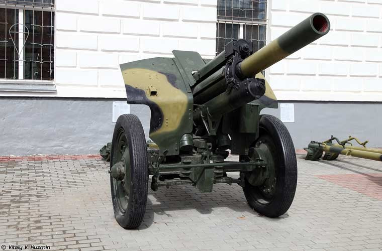 Ngoài xe pháo tự hành, lính dù Liên Xô còn trang bị một số kiểu pháo kéo khác. Trong ảnh là khẩu lựu pháo M-30 122mm trưng bày tại Bảo tàng lịch sử bộ đội đổ bộ đường không Ryazan.