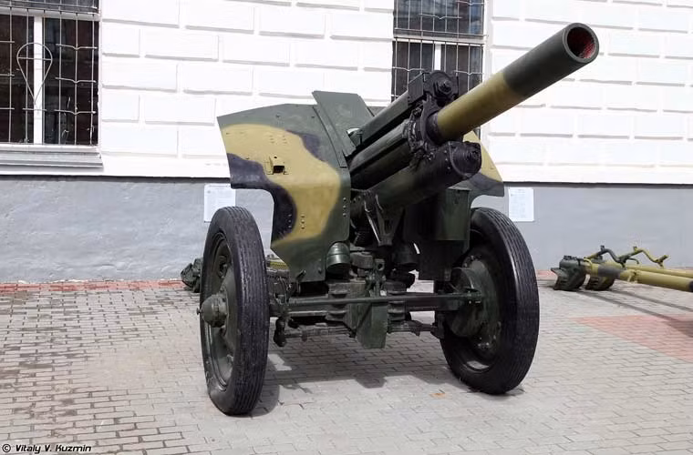Ngoài xe pháo tự hành, lính dù Liên Xô còn trang bị một số kiểu pháo kéo khác. Trong ảnh là khẩu lựu pháo M-30 122mm trưng bày tại Bảo tàng lịch sử bộ đội đổ bộ đường không Ryazan.