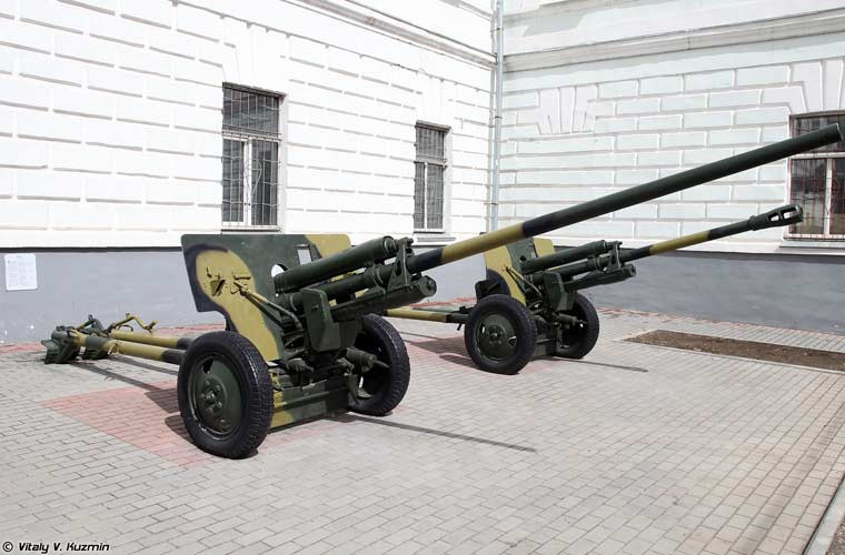 Pháo chống tăng 57mm ZiS-2 đạt tầm bắn xa nhất 8,4km, tốc độ bắn 25 phát/phút.