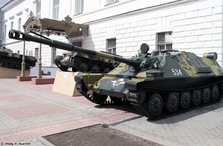 Sau 10 năm phục vụ, đến năm 1959, pháo ASU-57 bắt đầu được thay thế bởi mẫu ASU-85 mạnh mẽ hơn trong lính dù Liên Xô. ASU-85 sử dụng khung bệ cơ sở xe tăng lội nước PT-76, giáp xe dày đến 40-45mm, trang bị hỏa lực pháo D-70 85mm cho khả năng xuyên giáp khá tốt, tầm bắn thẳng hiệu quả 1.150m.