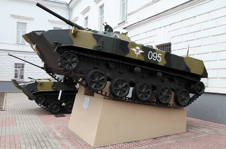 Đến năm 1969, ASU-85 bắt đầu bị loại bỏ trong đơn vị cơ giới lính dù Liên Xô, ứng viên thay thế là xe chiến đấu đổ bộ đường không BMD-1. Mẫu xe này nặng 8,3 tấn, dài 5,4m, kíp lái 2 người và chở được thêm 6 lính dù.