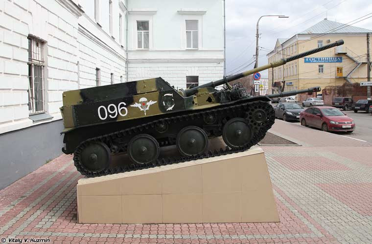 ASU-57 nặng chỉ 3,4 tấn, dài 3,48m, giáp dày 6mm, được trang bị khẩu pháo 57mm và đại liên 7,62mm. Với trọng lượng cực nhẹ, ASU-57 có khả năng chuyên chở trên các máy bay vận tải An-12 thuộc hàng lớn nhất Liên Xô khi đó.