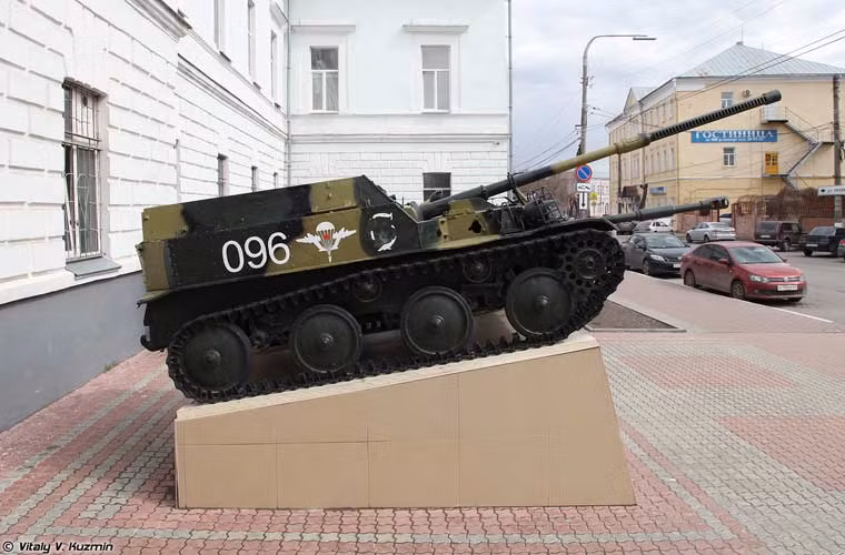 ASU-57 nặng chỉ 3,4 tấn, dài 3,48m, giáp dày 6mm, được trang bị khẩu pháo 57mm và đại liên 7,62mm. Với trọng lượng cực nhẹ, ASU-57 có khả năng chuyên chở trên các máy bay vận tải An-12 thuộc hàng lớn nhất Liên Xô khi đó.