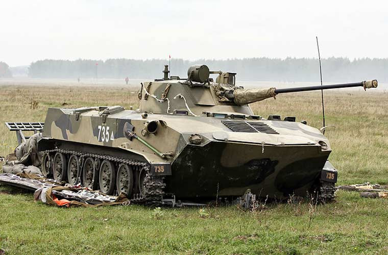 Cả BMD-1 và BMD-2 đều có thể vận chuyển bằng máy bay vận tải hạng trung - nặng An-12, An-22, Il-76 và An-124. Trong ảnh là chiếc BMD-2 sau khi nhảy dù thành công từ máy bay.