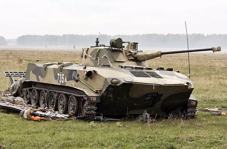 Cả BMD-1 và BMD-2 đều có thể vận chuyển bằng máy bay vận tải hạng trung - nặng An-12, An-22, Il-76 và An-124. Trong ảnh là chiếc BMD-2 sau khi nhảy dù thành công từ máy bay.