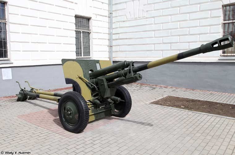 Pháo dã chiến cấp sư đoàn 76mm ZiS-3 đạt tầm bắn 13,29km, tốc độ bắn 25 phát/phút.