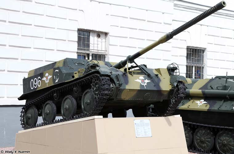 Trang bị vũ khí của lính dù Liên Xô thời bấy giờ cũng cực kỳ hiện đại với đặc tính cơ động cao, hỏa lực mạnh, gọn nhẹ. Trong ảnh là pháo tự hành đổ bộ đường không ASU-57 được phát triển từ cuối những năm 1940 cho lính dù Liên Xô.