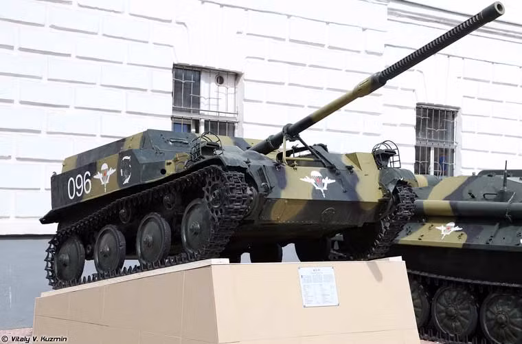 Trang bị vũ khí của lính dù Liên Xô thời bấy giờ cũng cực kỳ hiện đại với đặc tính cơ động cao, hỏa lực mạnh, gọn nhẹ. Trong ảnh là pháo tự hành đổ bộ đường không ASU-57 được phát triển từ cuối những năm 1940 cho lính dù Liên Xô.