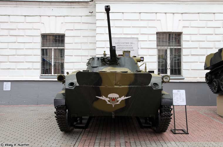 Từ năm 1980, bộ đội dù Liên Xô nhận thêm bản nâng cấp sâu rộng BMD-1 được định danh là BMD-2 với thay đổi chủ yếu nằm ở hỏa lực gồm: pháo tự động 30mm 2A42, tên lửa chống tăng có điều khiển.