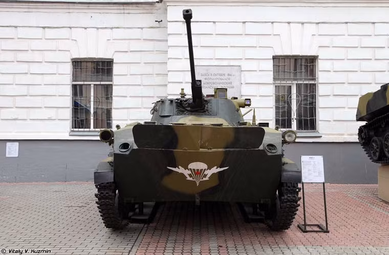 Từ năm 1980, bộ đội dù Liên Xô nhận thêm bản nâng cấp sâu rộng BMD-1 được định danh là BMD-2 với thay đổi chủ yếu nằm ở hỏa lực gồm: pháo tự động 30mm 2A42, tên lửa chống tăng có điều khiển.