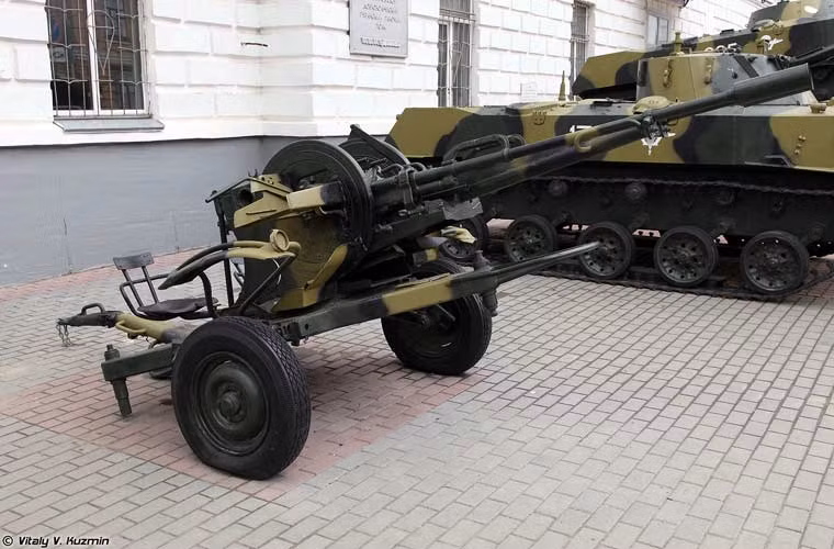 Pháo phòng không bắn nhanh ZU-23-2 cỡ 23mm hai nòng.