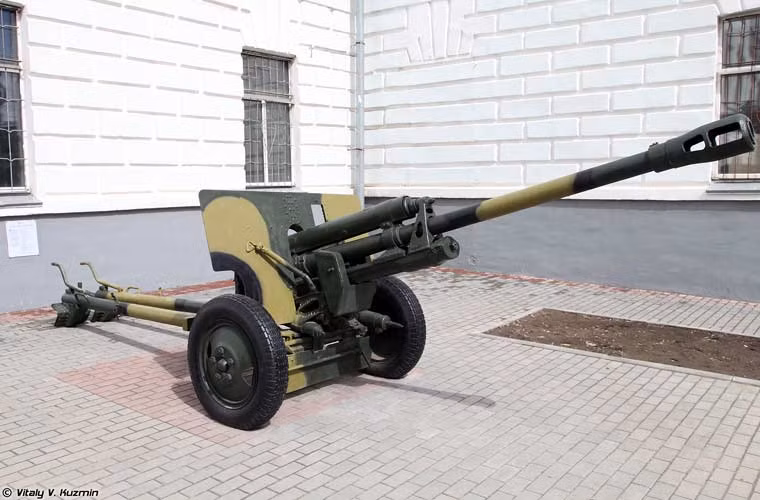 Pháo dã chiến cấp sư đoàn 76mm ZiS-3 đạt tầm bắn 13,29km, tốc độ bắn 25 phát/phút.