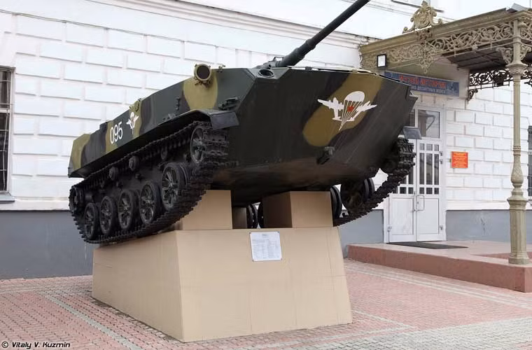 BMD-1 bọc giáp dày 26-33mm tùy từng vị trí - không khá hơn so với họ pháo ASU nhưng đổi lại nó có hỏa lực mạnh mẽ. Theo đó, BMD-1 trang bị tháp pháo tương tự xe chiến đấu bộ binh BMP-1 với pháo chính 73mm và tên lửa chống tăng cùng 3 khẩu đại liên 7,62mm.