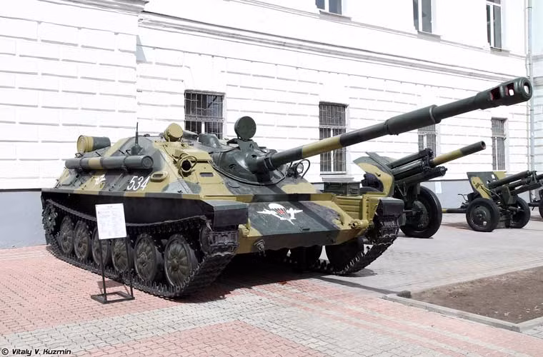 Cả ASU-57 và ASU-85 đều mắc phải nhược điểm là giáp quá mỏng, trong khi hỏa lực không quá mạnh - chỉ chi viện bộ binh và chống thiết giáp. Cho nên hầu như chúng chỉ phục vụ trong thời gian không quá 10 năm rồi ngay sau đó bị thay thế. Ảnh: khẩu pháo tự hành đổ bộ đường không ASU-85 tại Bảo tàng lịch sử bộ đội đổ bộ đường không Ryazan.