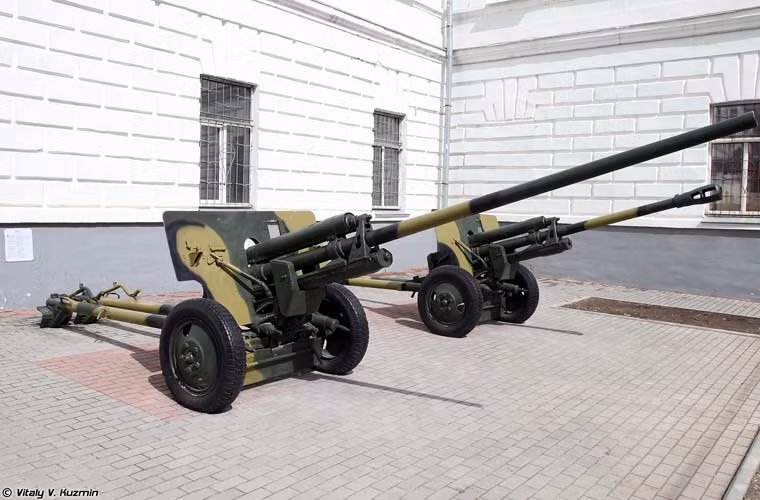Pháo chống tăng 57mm ZiS-2 đạt tầm bắn xa nhất 8,4km, tốc độ bắn 25 phát/phút.
