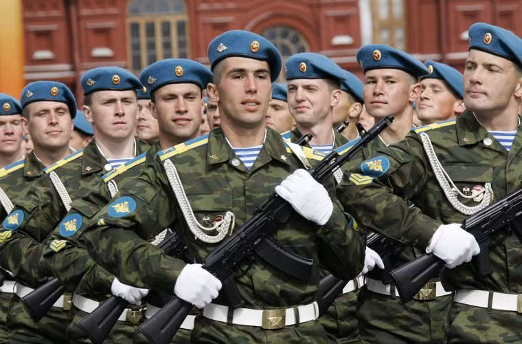 Trước năm 1991, lực lượng lính dù Liên Xô (hay tên gọi chính xác hơn là Bộ đội đổ bộ đường không Liên Xô, VDV) được tổ chức với quy mô rất lớn. Lực lượng của VDV Liên Xô thời điểm năm 1989 gồm 6 sư đoàn, 15 lữ đoàn, một lữ đoàn liên lạc, một trung đoàn độc lập và các đơn vị huấn luyện.