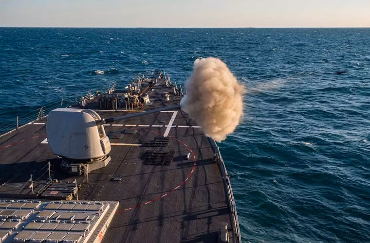 Pháo hạm Mk45 127mm của tàu khu trục USS Fitzgerald (DDG 62) nã pháo trên biển Timor trong khuôn khổ khoa mục tập trận Talisman Sabre 2015.