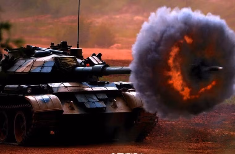 Khoảnh khắc viên đạn rời nòng pháo Type 83A cỡ 105mm trên xe tăng Type 59D của Lục quân Trung Quốc xứng đáng là bức ảnh quân sự đẹp nhất tuần qua. Pháo 105mm này có tầm bắn hiệu quả 2.000m, có thể phóng tên lửa chống tăng qua nòng.