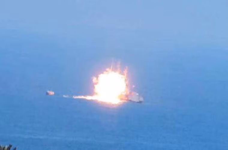 Khoảnh khắc kinh hoàng quả đạn rocket của phiến quân IS đánh trúng tàu tuần tra của Hải quân Ai Cập, khiến chiếc tàu này hóa “cầu lửa” trong tức khắc.