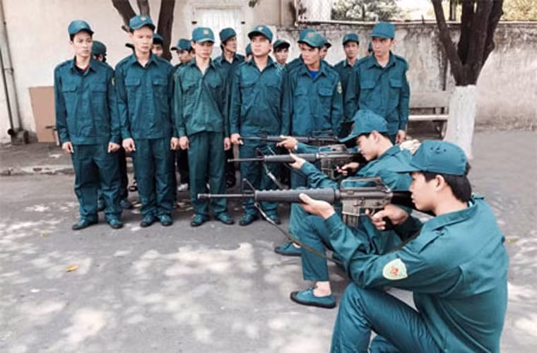 Lực lượng dân quân tự vệ các công ty ở Việt Nam được trang bị súng trường tiến công M-16/AR-15 do Mỹ sản xuất thay vì AK truyền thống.