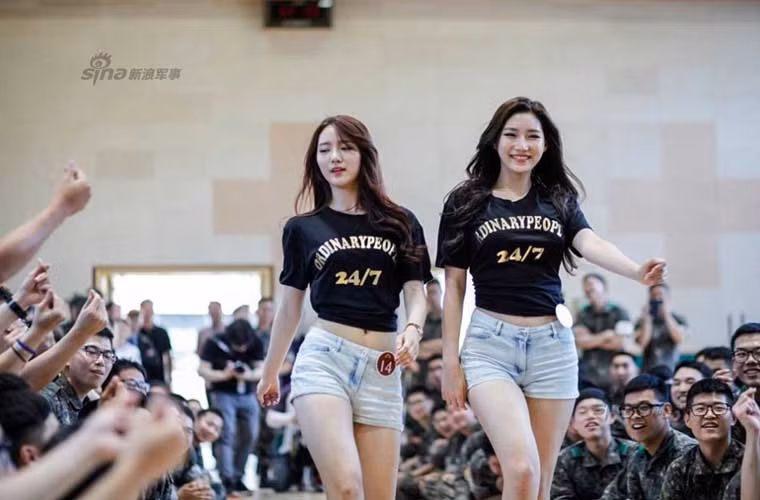 Các binh sĩ Quân đội Hàn Quốc chào đón dàn “chân dài” xinh không tả nổi đang dự thi Hoa hậu Hàn Quốc tới thăm, giao lưu.