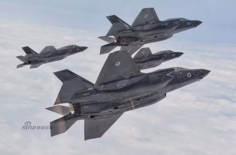 Đội hình đẹp tiêm kích đa năng F-35B trên không.